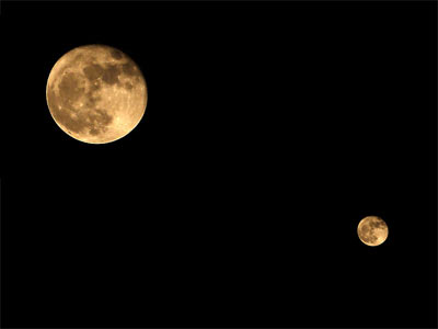 Viser rapidement la lune Visée de la lune, les deux yeux ouverts.